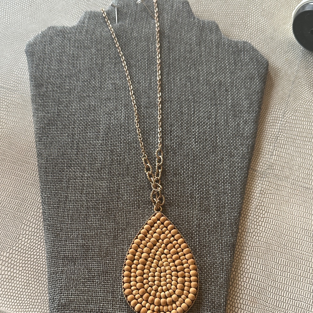Elegant Gold Teardrop Necklace